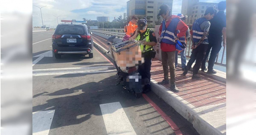 台中市1名外送員26日下午被發現機車停在台中港附近的中南一路旁，人卻失聯。（圖／讀者提供）