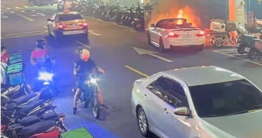 通化夜市發生火燒車意外，一輛停在路邊的BMW敞篷車不明原因突然起火自燃。（圖／翻攝畫面）