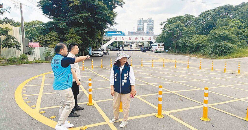 成功嶺正門口匯集成功東路等多條道路，每逢士官兵放假或收假時嚴重影響交通，台中市議員林昊佑20日邀台中立委團隊、在地里辦到成功嶺營區正門口與軍方會勘。（圖／中國時報馮惠宜攝）