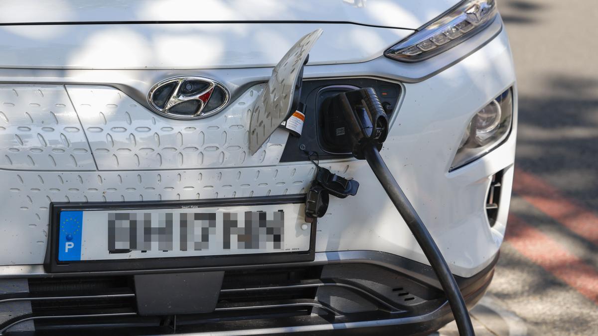 Fotografía de archivo de un coche eléctrico cargándose. EFE/Mariscal