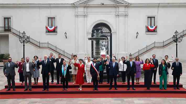 Dos ministros no asistieron: Presidente encabeza foto oficial de Fiestas Patrias con su gabinete en La Moneda