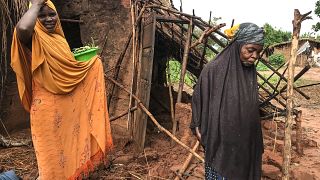 Moradoras de casa destruída na província de Nampula