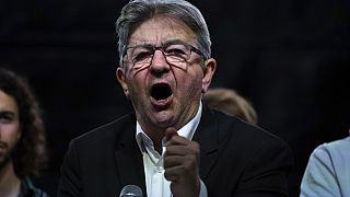 Aşırı sol lider Jean-Luc Melenchon, Republique meydanında aşırı sağcı Ulusal Miting'e karşı düzenlenen bir protesto sırasında konuşuyor