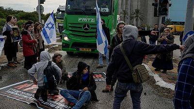  إسرائيليون يقفون بوجه مساعدات إنسانية آتية إلى قطاع غزة، في أشدود، فلسطين، 1 فبراير/شباط 2024.