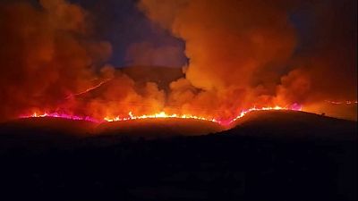 Lángoló hegyoldal Albániában 2024. július 16-án