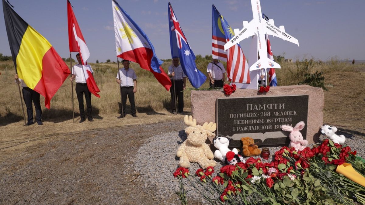 Dix ans après le crash du vol 17 de la Malaysia Airlines, une cérémonie a été organisée sur le lieu de l'accident, dans l'est de l'Ukraine, en hommage aux victimes.  