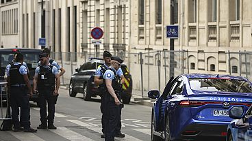 Polícia francesa verifica as viaturas que passam na área fechada pela operação