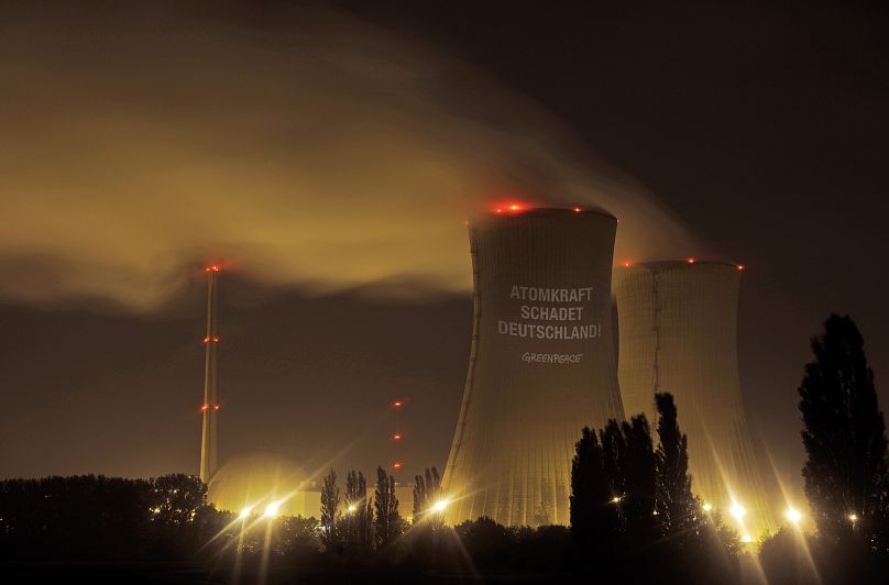 "L'énergie nucléaire nuit à l'Allemagne" : le message de Greenpeace projeté sur les systèmes de refroidissement de la centrale nucléaire de Grafenrheinfeld, 28.09.2010.