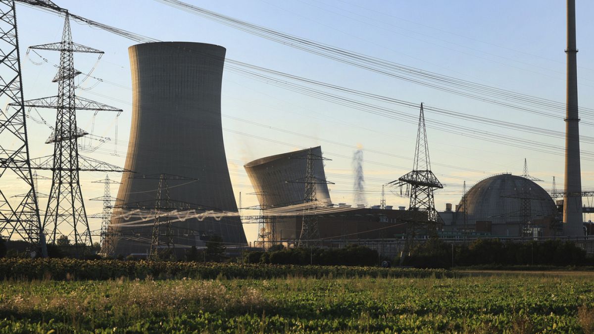 La démolition, qui a duré environ 30 secondes, a produit environ 55 000 tonnes de gravats de béton.