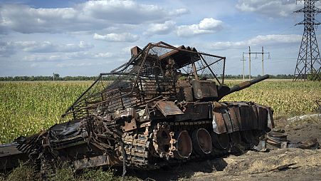 Ein zerstörter russischer Panzer liegt am Straßenrand in der Region Kursk (16. August 2024).