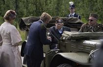 El rey neerlandés, Guillermo Alejandro, y la reina, Máxima, saludan al veterano de la II Guerra Mundial, Kenneth Thayer, en el 80 aniversario de la liberación de Países Bajos.