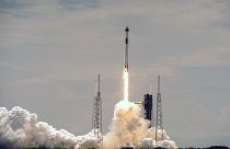 Ракета SpaceX Falcon 9 с экипажем из двух человек поднимается со стартовой площадки на мысе Канаверал, 28 сентября 2024 года.