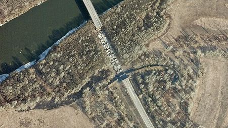 Image satellite montrant les dégâts sur le pont de la rivière Desna à Chernihiv, en Ukraine, le 28 février 2022.