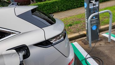 Estación pública de recarga para vehículos eléctricos en Bruselas, Bélgica.