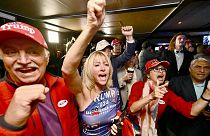 La gente celebra durante una noche de fiesta electoral republicana en Muldoon's Irish Pub en Newport Beach, CA, 5 de noviembre 2024