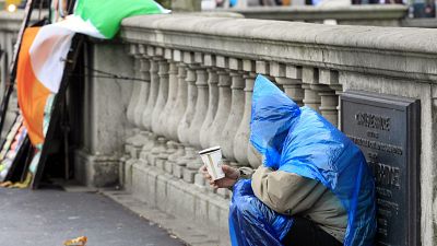 Um homem pede dinheiro em Dublin, Irlanda, quinta-feira, 4 de novembro de 2010.