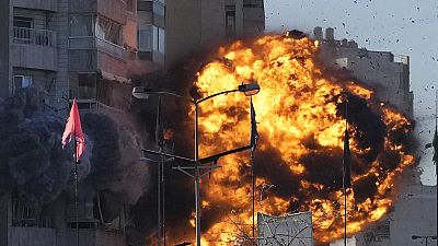 Chamas saltam de um edifício atingido por um ataque aéreo israelita, Beirute, Líbano, 15.11.2024