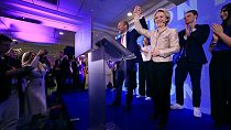 La présidente de la Commission européenne Ursula von der Leyen, pose avec le président du PPE Manfred Weber au siège du PPE à Bruxelles, le dimanche 9 juin 2024.