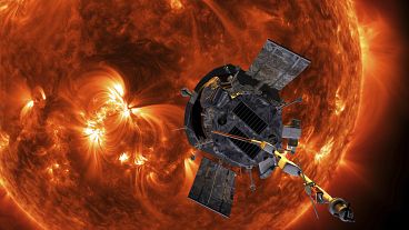 Un rendering d'artista della Sonda Parker Solar Probe in avvicinamento al Sole fornito dalla NASA