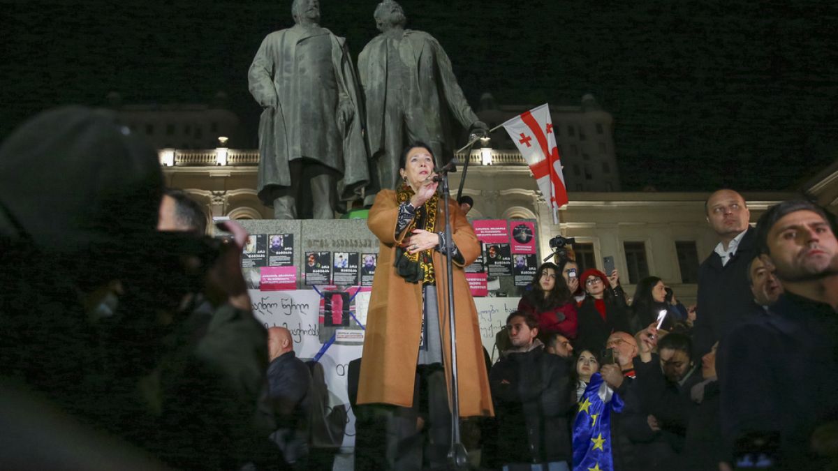 Salome Zourabichvili parla durante una manifestazione antigovernativa davanti al palazzo del Parlamento a Tbilisi, in Georgia, domenica 22 dicembre 2024.