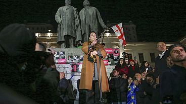 FILE - A leköszönő grúz elnök, Salome Zourabichvili beszél a kormányellenes tüntetésen a parlament épülete előtt Tbilisziben, Grúziában, 2024. december 22-én, vasárnap.