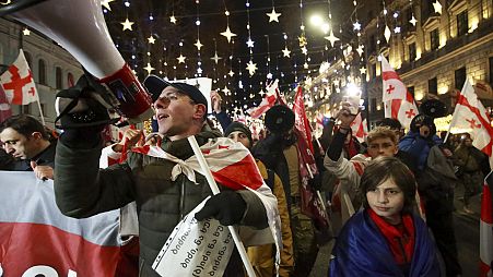 I manifestanti sono tornati in piazza a Tblisi per contestare l'insidiamento del nuovo presidente, accusato di essere filo-russo 