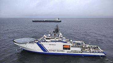 Das Öltankschiff Eagle S, Hintergrund, und das finnische Grenzschutzschiff Turva auf See vor Porkkalanniemi, Finnland, 26. Dezember 2024,