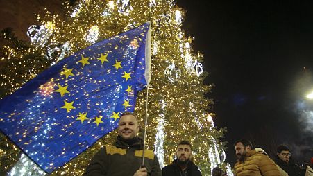 Des milliers de Géorgiens sont descendus dans les rue de Tbilissi mardi soir pour célébrer la nouvelle année et maintenir la pression sur le gouvernement contesté.