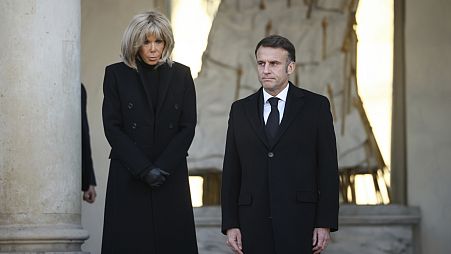 Emmanuel Macron és felesége, Brigitte az Elysee palotánál