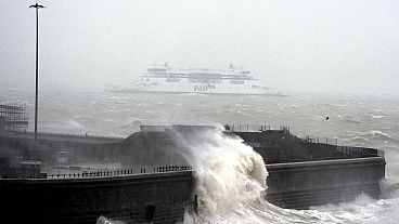 Un ferry part en mer alors que des alertes météorologiques sont émises dans certaines parties du Royaume-Uni, à Douvres, en Angleterre, le mercredi 1er janvier 2025.