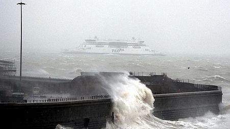 Un ferry part en mer alors que des alertes météorologiques sont émises dans certaines parties du Royaume-Uni, à Douvres, en Angleterre, le mercredi 1er janvier 2025.