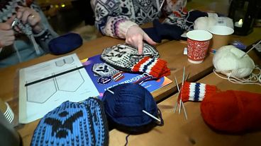 Des bénévoles tricotent 950 paires de moufles pour les athlètes participant aux Championnats du monde de ski nordique FIS à Trondheim, en Norvège, le 02.01.2025