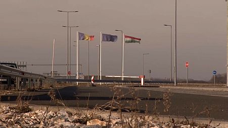 Drapeaux à la frontière roumano-hongroise, 2 janvier 2025.