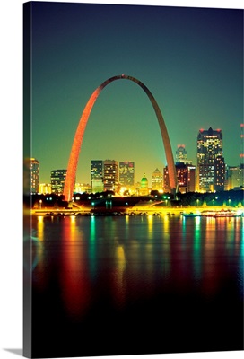 Arch over the Mississippi River at night in St. Louis, USA