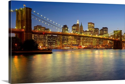 Brooklyn Bridge and New York City buildings at night