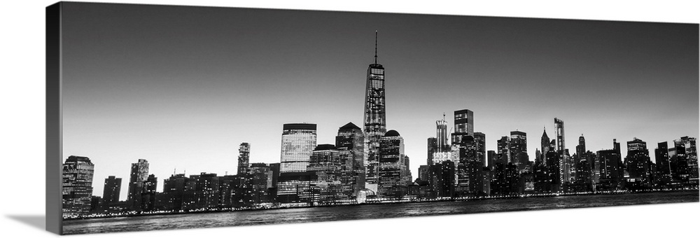 Panoramic view of the New York City skyline with the One World Trade Center tower, at night.