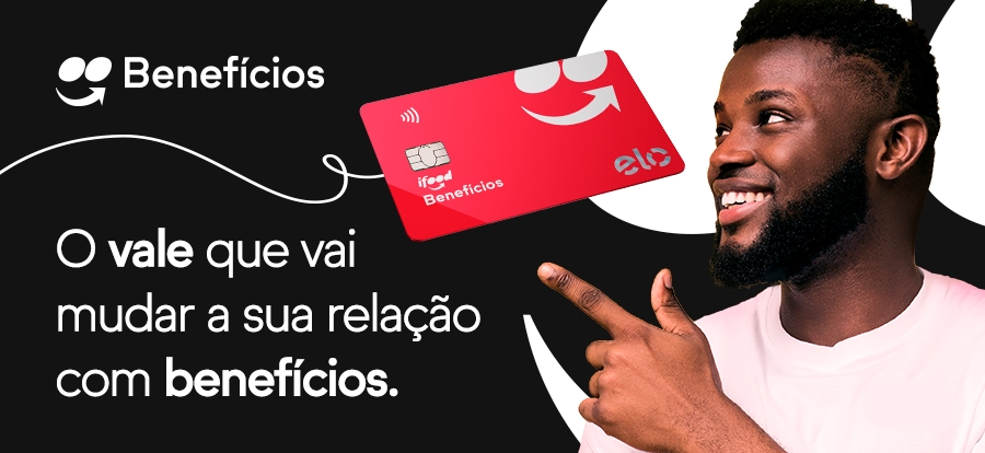 Imagem de homem usando o iFood Benefícios no celular