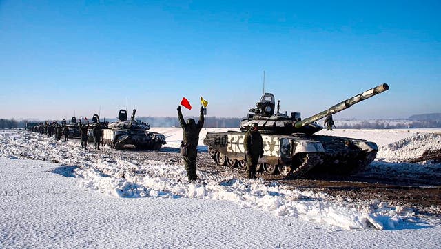 <p>Russian army tanks stand ready to move back to their permanent base after drills in Russia</p>