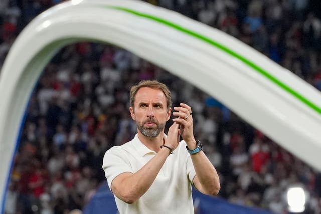 <p>Gareth Southgate applauds to supporters</p>