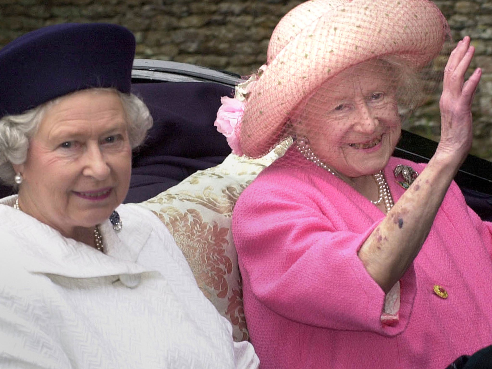 The Queen with her mother in 2000