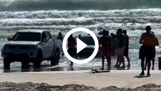 VÍDEO: Caminhonete atola dentro de mar em praia de SC