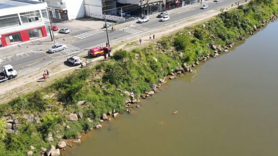 Mistério: carro furtado é encontrado submerso em rio e motorista &#8216;não deixa vestígios&#8217; em SC