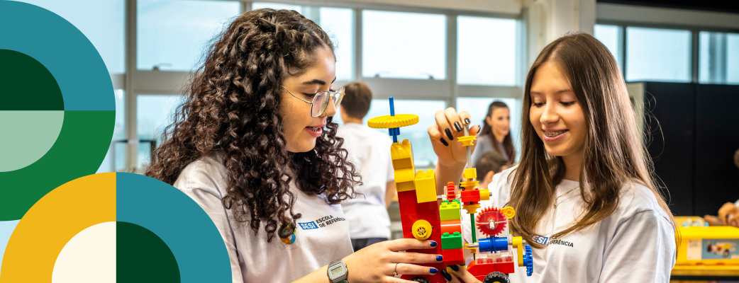 Na imagem, lê-se: estudantes montando um trem de lego