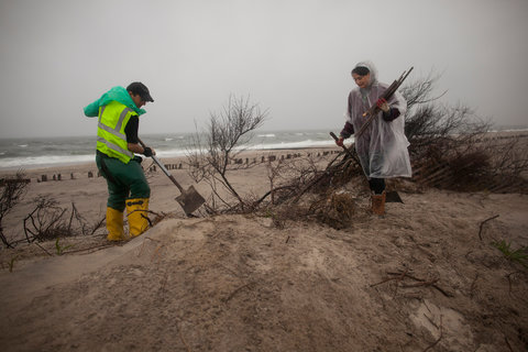 Stephen Arthur, left, and Manjari Doxey cleaned up at Fort Tilden on Sunday.