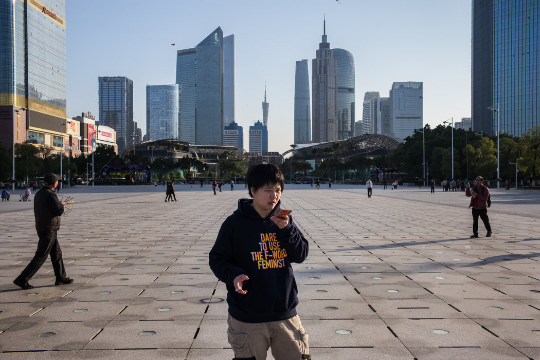 张累累帮忙在几十所大学传播请愿书，呼吁政府减少女性报道性骚扰的障碍。