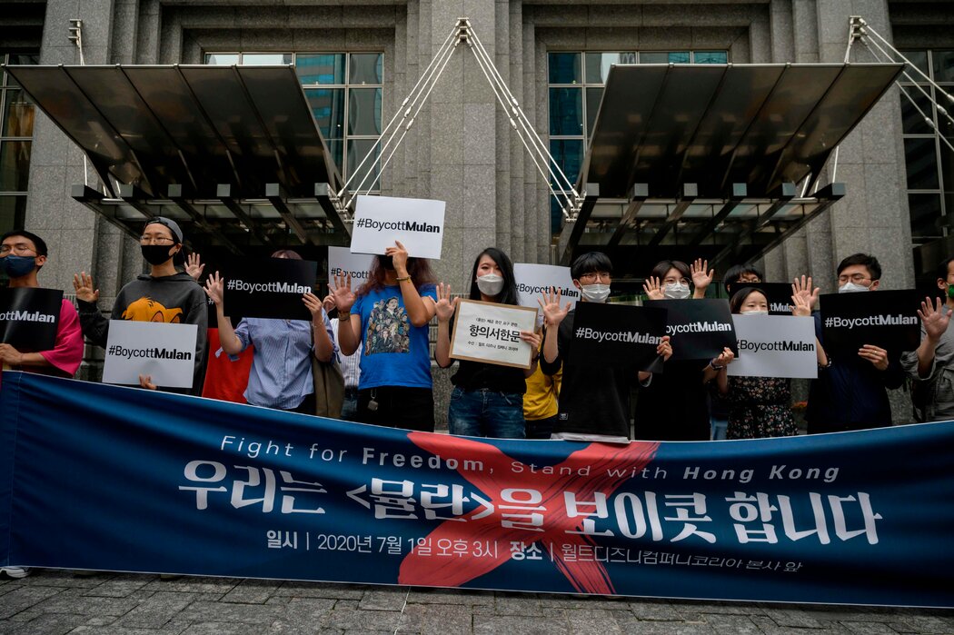 今年7月，韩国首尔迪士尼办事处外，有人抗议《花木兰》、声援香港的民主抗议活动。