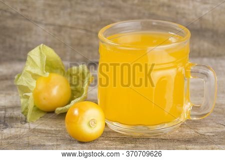 Uchuva Juice - Physalis Peruviana. Wood Background