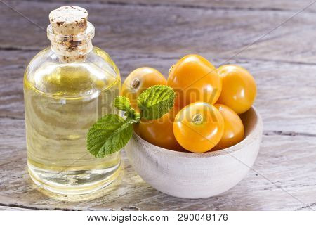 Fruit Of Uchuva, Uvilla, Aguaymanto On The Table - Physalis Peruviana