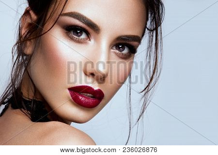 Gorgeous Young Brunette Woman Face Portrait. Beauty Model Girl With Bright Eyebrows, Perfect Make-up