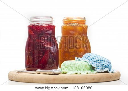 Jam preparation : Homemade uchuva and strawberry jams